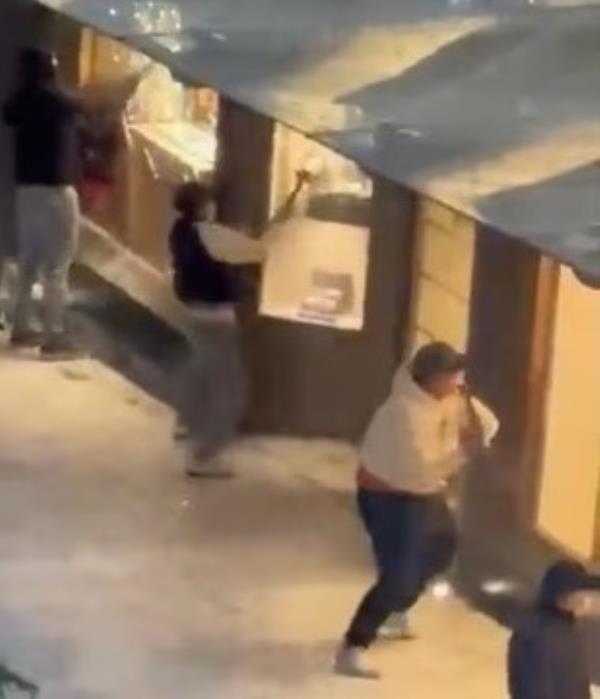 Suspects smash in the windows of the Berger jewelry store in Mexico City, Mexico.</p>

<p>　　