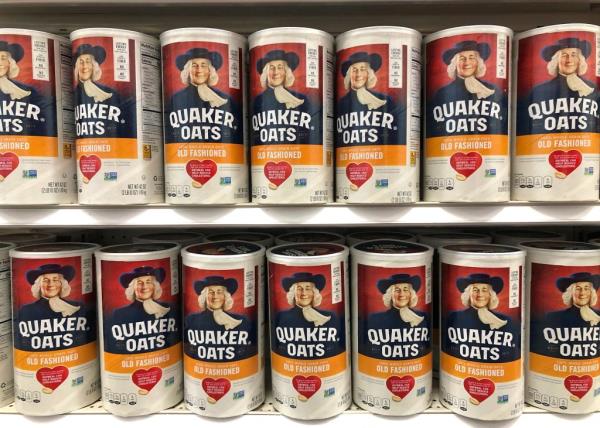 grocery store shelves with canisters of Quaker brand old fashio<em></em>ned oats oatmeal.