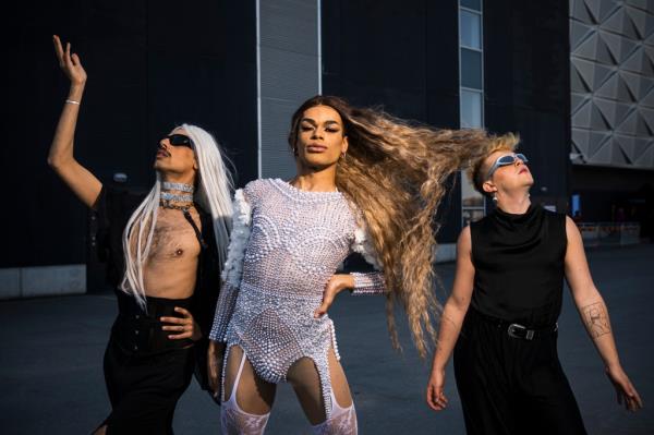 Three fans outside of Beyo<em></em>nce tour stop