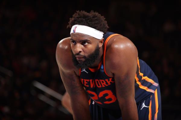 Mitchell Robinson looks on during a Knicks game.
