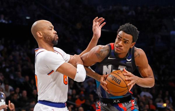 Nic Claxton #33 of the Brooklyn Nets drives to the basket as Taj Gibson #67 of the New York Knicks defends