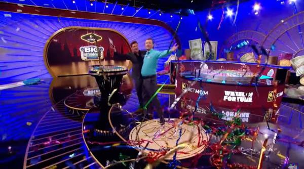 Ryan Seacrest and co<em></em>ntestant Cody Hunger on 