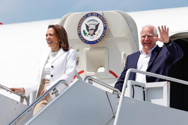 Kamala Harris and Tim Walz walking off the plane.