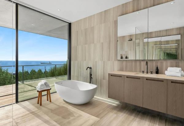 The guest ensuite bathroom with a soaking tub overlooking the ocean. 