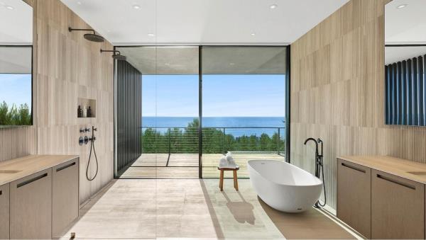 Another ensuite bathroom. 