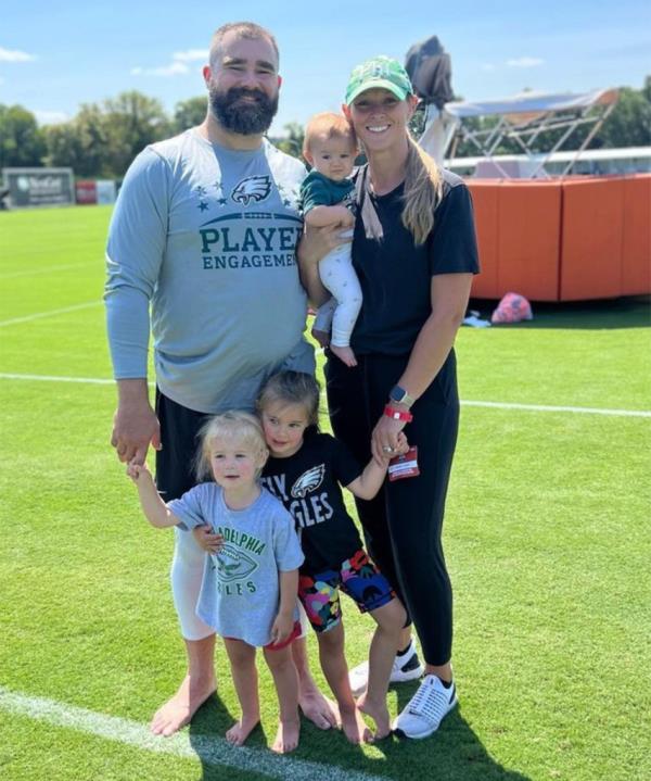 Jason Kelce and his wife Kylie Kelce with their three daughters at Eagles’ training camp in 2023.</p>

<p>　　