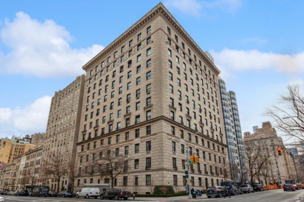 Exterior of 907 Fifth Ave.