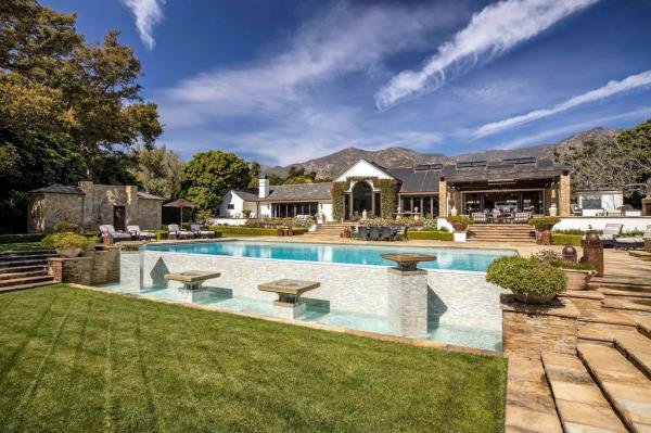 The estate spans over 9,100 square feet and holds 8 bedrooms. 