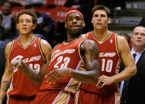 Delo<em></em>nte West (l.) with LeBron James (c.) on the Cavaliers in 2008.
