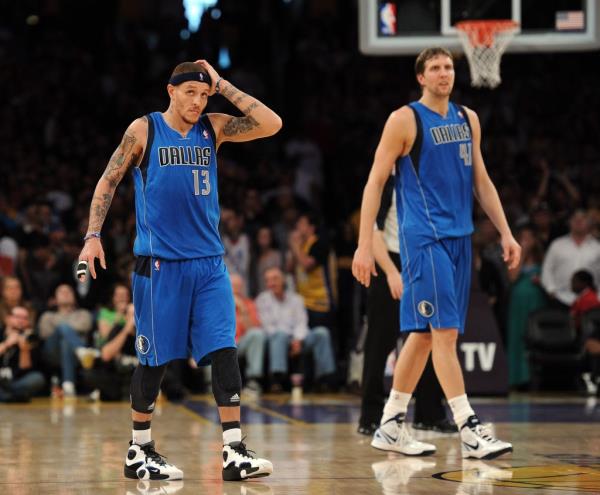 Delo<em></em>nte West (l.) with Dirk Nowitzki (r.) during a Mavericks game in 2012.