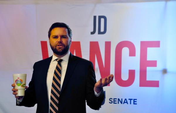 U.S. Sen. J.D. Vance in the Ohio Valley at a meet and greet at Leonardo’s Coffeehouse on North 4th Street.</p>

<p>　　