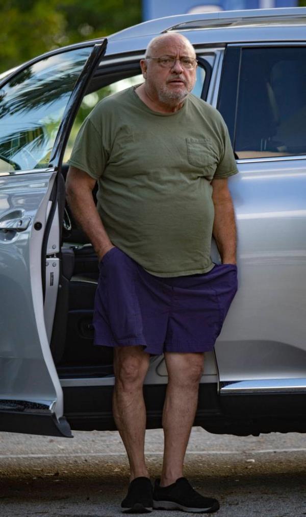 Jeffrey Epstein's ex-butler, Juan Allesi is photographed near his home in Boydon Beach, Florida.</p>

<p>　　21 May 2020