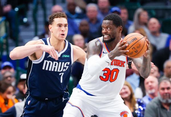 Julius Randle, who scored 32 points, looks to make a move  on Dwight Powell during the Knicks' 128-124 loss to the Mavericks. 