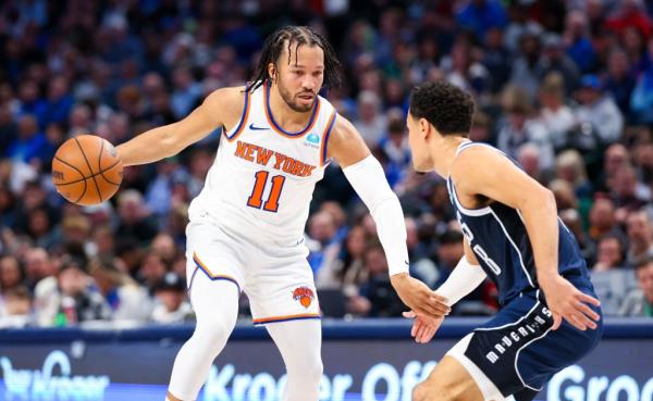 on Josh Green during the Knicks' 128-124 loss to the Mavericks.