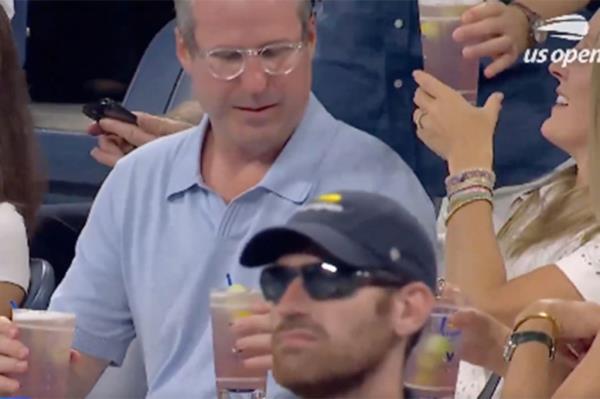 The US Open X account trolled a male spectator who appeared to get stood up by a woman for a Ho<em></em>ney Deuce drink while in the stands at Louis Armstrong Stadium.