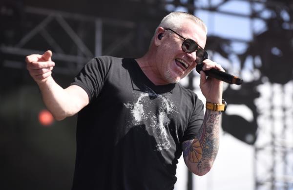 Steve Harwell on stage in 2017.