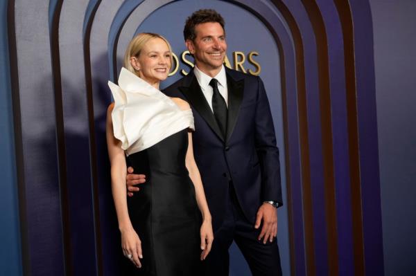Carey Mulligan, left, and Bradley Cooper arrive at the Governors Awards on Tuesday, Jan. 9, 2024, at the Dolby Ballroom in Los Angeles. (AP Photo/Chris Pizzello)</p>

<p>　　