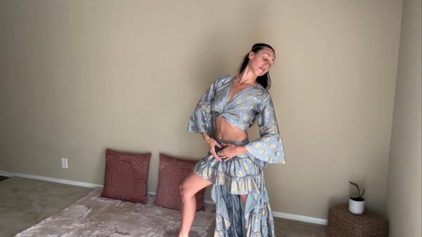 A woman in a blue dress, named Alicia Rice, who lives minimally and saves $2,000 a mo<em></em>nth in San Diego