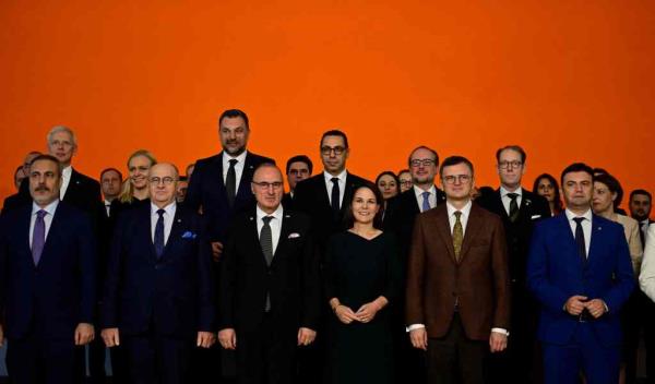 After the photo shoot ends, Baerbock takes a step away from Grlic Radman and turns to talk to someone behind him, while the Croatian politician keeps his eyes glued on her.