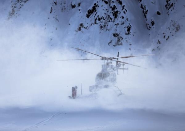 3 dead, 4 seriously hurt in helicopter skiing crash in west Canada