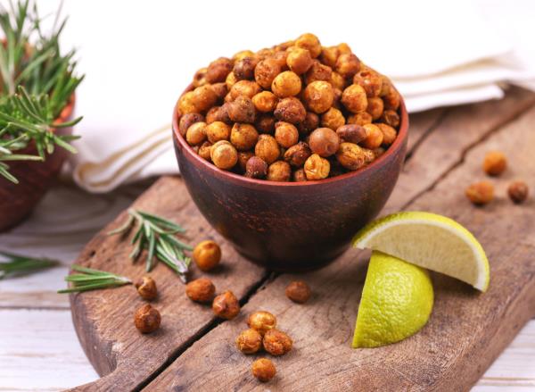 roasted chickpeas in bowl, co<em></em>ncept of weight-loss snacks to build muscle