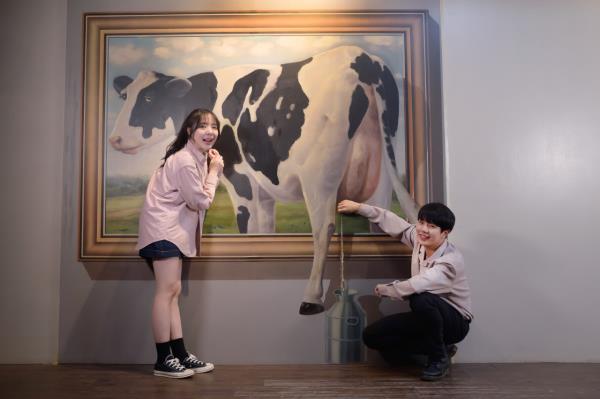 Visitors pose for photos at Heyri Trick Art in Paju, Gyeo<em></em>nggi Province. (Heyri Trick Art)